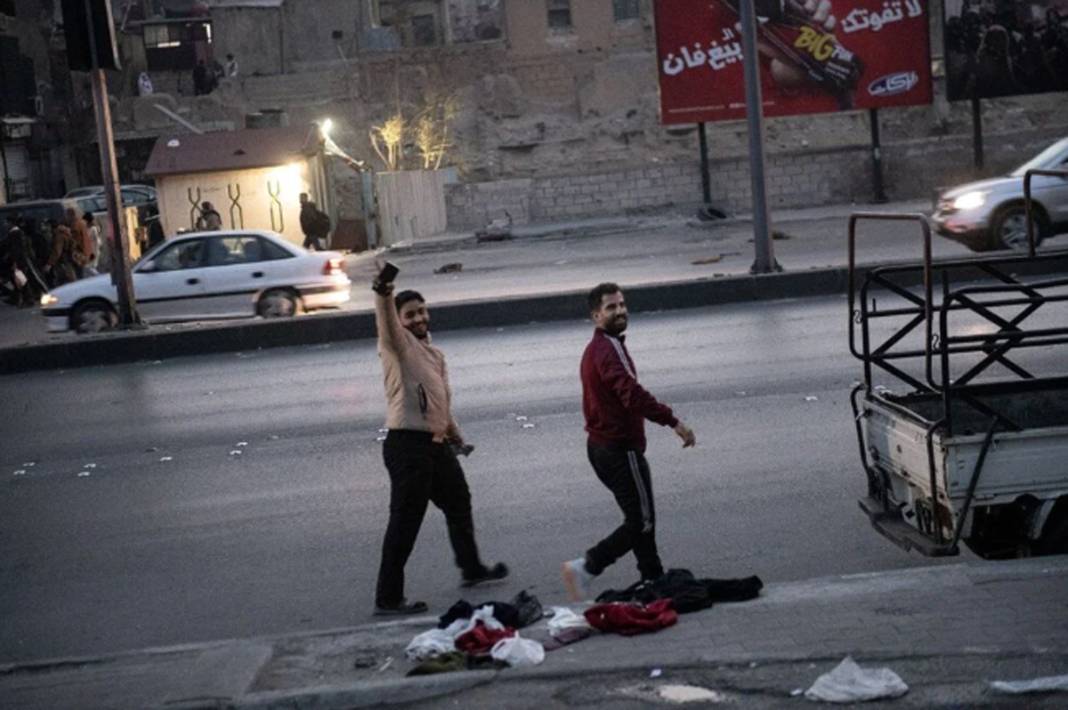 Esad rejimi bitti Suriye’de yeni dönem başladı: Şam’da halk sokaklara akın etti 1